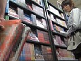 無言作品集24 レンタルビデオ店で女性にAVを握りしめているのを見られていて　サンプル画像04